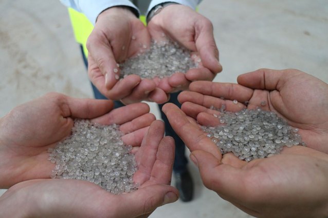 Bild: Und so sieht das Endprodukt aus: Plastik-Granulat als Grundstoff f&uuml;r neue Produkte