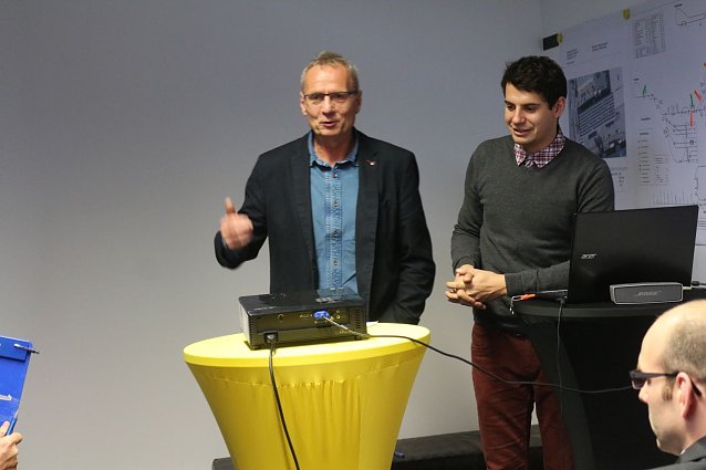 Bild: v.l.: Hans-J&uuml;rgen Weidt und Sebastian Kupfer berichteten von ihren Erfahrungen mit der Elektromobilit&auml;t 