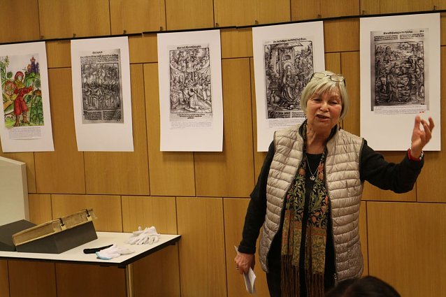 Bild: Heidelore Kneffel hat zwei Jahre mit der Himmelgartenbibliothek zugebracht