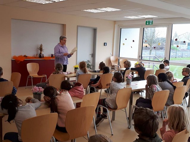 Bild: Die Bundestagsabgeordnete Kersten Steinke las zum Vorlesetag in der Grundschule Niedersalza