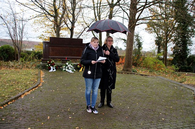Bild: Mitglieder des Nordh&auml;user Stadtrats und der Kirchen haben am Sonntag mit B&uuml;rgermeisterin Jutta Krauth anl&auml;sslich des Volkstrauertags der Opfer von Krieg und Gewaltherrschaft gedacht.