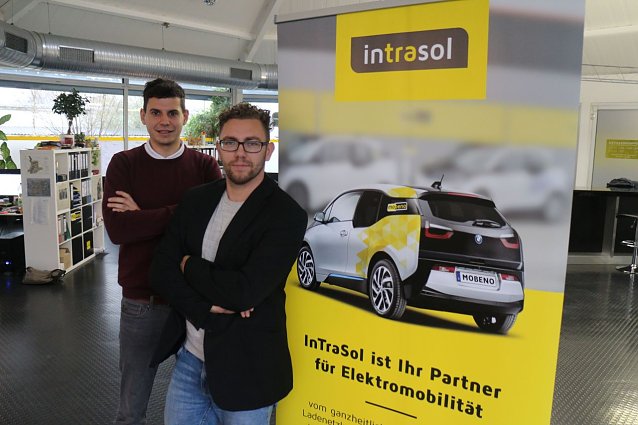 Bild: Sebastian Kupfer und Eric Benkenstein stehen dem Thema Elektromobilit&auml;t von Haus aus positiv gegen&uuml;ber