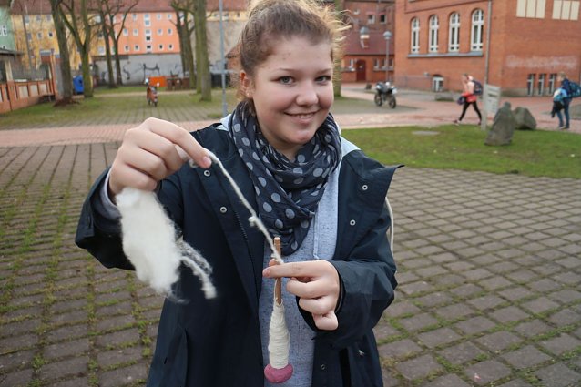 Bild: Alles Handarbeit - Sch&uuml;lerin Emely mit einer Handspindel