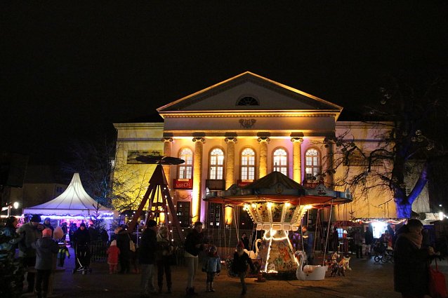Bild: Adventsmarkt auf dem Theaterplatz