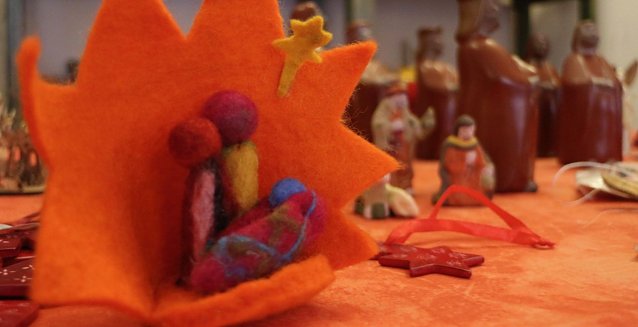Bild: Faires Fest unter dem Weihnachtsbaum