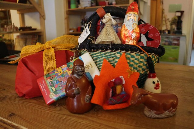 Bild: Faires Fest unter dem Weihnachtsbaum