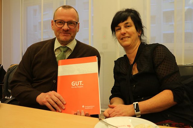 Bild: Schulleiter Karsten Spie&szlig; und Sabine Schreiber: helfen auch jenseits der Teilhabe