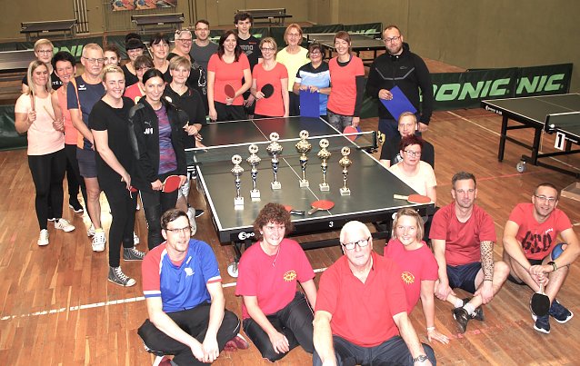 Bild: Die Mitarbeiterinnen und Mitarbeiter des JugendSozialwerk Nordhausen sind t&auml;glich f&uuml;r gro&szlig;e und kleine Menschen im Einsatz. Doch dar&uuml;ber hinaus sind viele auch sportlich aktiv. Das bewiesen insgesamt neun Teams am vergangenen Wochenende wieder bei der Vereins-Meisterschaft im Tischtennis