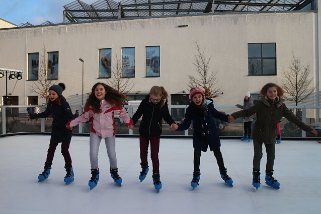 Bild: Weihnachtsmarkt und Eislaufbahn er&ouml;ffnet