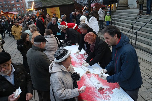 Bild: Weihnachtsmarkt und Eislaufbahn er&ouml;ffnet