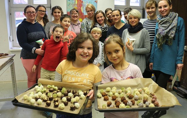 Bild: Backen, Basteln, B&auml;ume schm&uuml;cken - an der Jugendkunstschule und im Weltladen konnte man das heute selbst machen