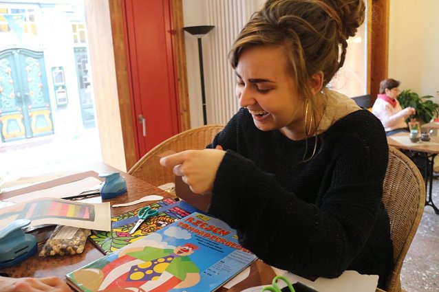 Bild: Backen, Basteln, B&auml;ume schm&uuml;cken - an der Jugendkunstschule und im Weltladen konnte man das heute selbst machen