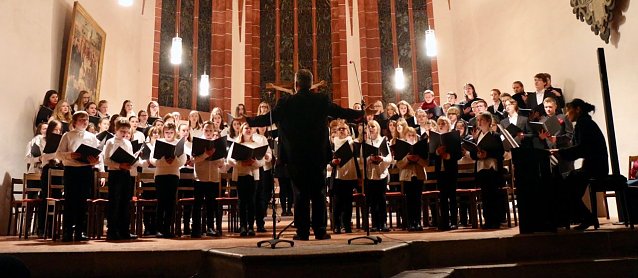 Bild: Alte Tradition neu belebt - Konzert des Kinder-, und Jugendchores zur Weihnachtszeit