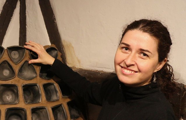 Bild: Arch&auml;ologin Nadine Holesch hat die Ausstellung konzipiert und umgestzt