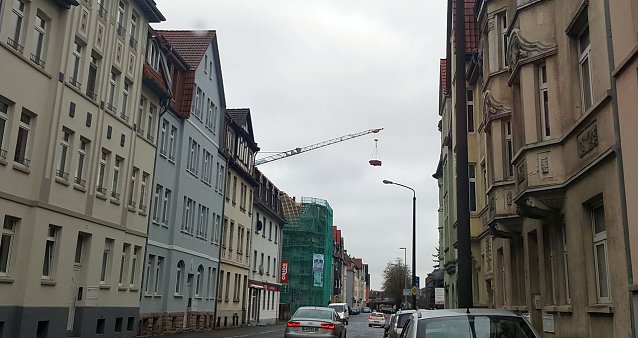 Bild: Gef&auml;hrlich &uuml;ber der Stra&szlig;e