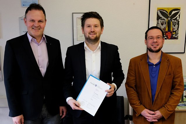 Bild: HSN-Pr&auml;sident Prof. Dr. J&ouml;rg Wagner, Prof.Dr. Lutz G&ouml;cke und Studiendekan Prof. Dr. Gernot Kaiser (v.l.)