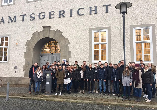 Bild: Sch&uuml;lerinnen und Sch&uuml;ler des Bleicher&ouml;der Schillergymnasiums zu Besuch beim Amtsgericht