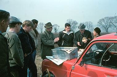 Bild: Osterode Heimatforscher begutachten die Entdeckung der Skelette 1980