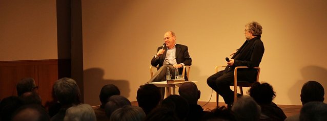 Bild: Gregor Gysi und Hans-Dieter Sch&uuml;tt stellen die Autobiographie "Ein Leben ist nicht genug" in der Nordh&auml;user Stadtbibliothek vor