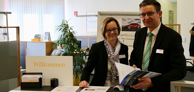 Bild: v.l.: Sabine Schanzmann-Wey und Filialleiter Andrew Brotr&uuml;ck - Nordh&auml;user Commerzbank hat sich positiv entwickelt
