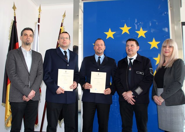 Bild: Oberb&uuml;rgermeister Kai Buchmann, Tommy Richter, Danny D&ouml;ring, Leiter der Berufsfeuerwehr Gerd Jung und Kerstin Liebenau vom Personalrat