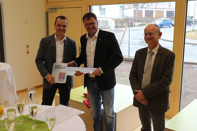 Bild: Architekt Tobias Winkler, B&uuml;rgermeister Frank Rostek und JuSoWe Chef Andreas Weigel