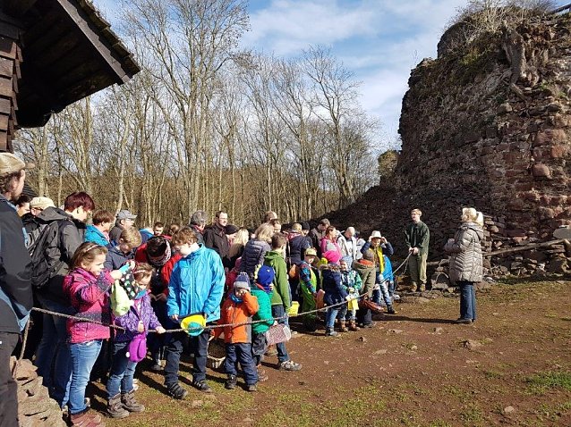 Bild: Ostereiersuche auf der Ebersburg