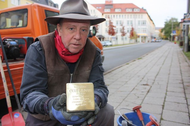 Bild: Der K&ouml;lner Aktionsk&uuml;nstler Gunter Demnig 2010 beim Verlegen des Stolpersteins f&uuml;r C&auml;cilie Altmann wird am Pferdemarkt
