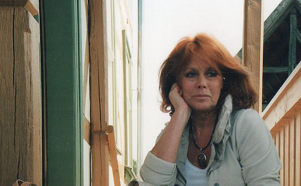 Bild: Doris Runge 2006 auf der Treppe des Geburtshauses Sarah Kirschs