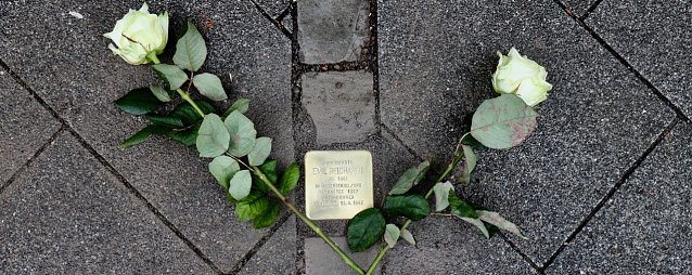 Bild: Vier neue Stolpersteine gesetzt