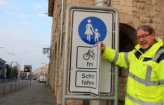 Bild: Marktmeister Andreas Heise kann das Verkehrsschild variieren