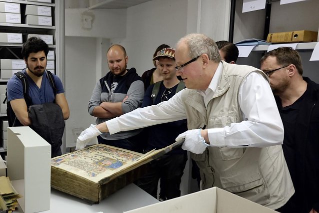 Bild: Dr. Wolfram G. Theilemann, Leiter des Stadtarchivs Nordhausen, gibt Studierenden der Hochschule einen Einblick in die Archivarbeit