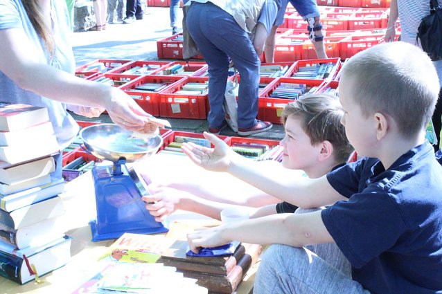 Bild: 1,5 Tonnen B&uuml;cher abgewogen - KiLa B&uuml;cherflohmarkt 2018