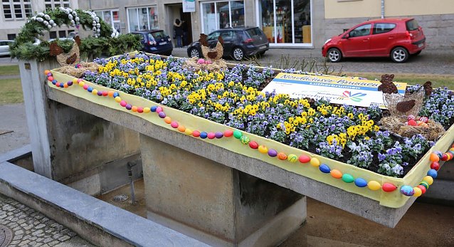Bild: Geschm&uuml;ckter Osterbrunnen am Lutherplatz
