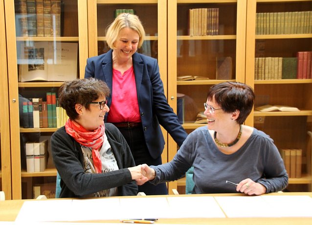 Bild: v.l.: Direktorin Sabine Schr&ouml;ter, B&uuml;rgermeisterin Jutta Krauth und Bibliotheksleiterin Hildegard Seidel
