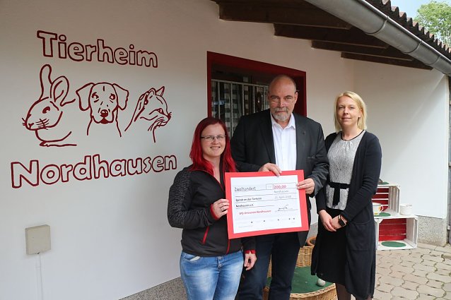 Bild: Spende &uuml;bergeben: v.l.: Jennifer Michaela Schenk, Hans Georg M&uuml;ller, Nancy K&auml;mmerer