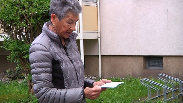 Bild: Inge Ruth Kaplan spricht das Kaddish des Trauernden