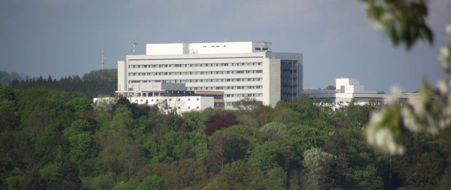 Bild:  <i><i>Weithin sichtbar - ein Jahrhundert-Bau wurde das Krankenhaus am Pr&auml;sidentenweg in Nordhausen, entstanden zu DDR-Zeiten