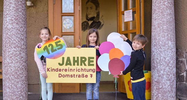Bild: Nele, Martha und Ben f&uuml;hlen sich hier sichtlich wohl. Sie freuen sich auf die Jubil&auml;umswoche und besonders auf das Familienfest am 2. Juni