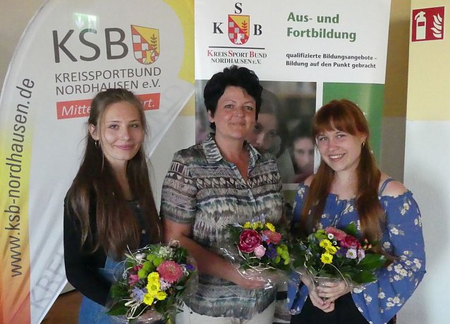 Bild:  F&uuml;r ihre langj&auml;hrige ehrenamtliche T&auml;tigkeit in der Sportjugend wurde Frau Gorges mit der Ehrenplakette der Th&uuml;ringer Sportjugend geehrt. Die jungen &Uuml;bungsleiterinnen Lena-Marie Walter und Martha Erny erhielten f&uuml;r ihre engagierte Trainingsarbeit aus den H&auml;nden des Vorstandes der Sportjugend die Ehrenurkunde der Nordh&auml;user sportjugend.