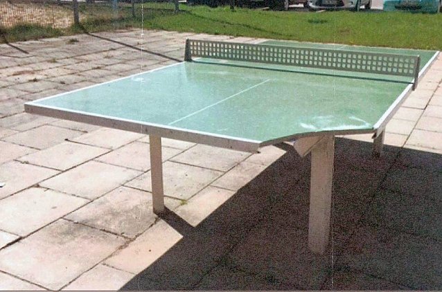 Bild: Tischtennisplatte besch&auml;digt