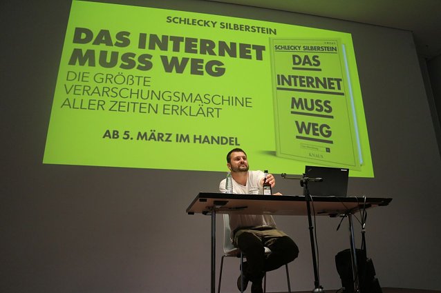 Bild: Das Internet muss weg! - Schlecky Silberstein stellte in der Stadtbibliothek sein neues Buch vor
