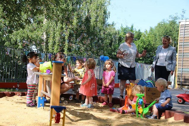 Bild: &uuml;rgermeisterin Jutta Krauth und die Leiterin der Kita Am Frauenberg er&ouml;ffnen mit den  Krippenkindern den Spielplatz