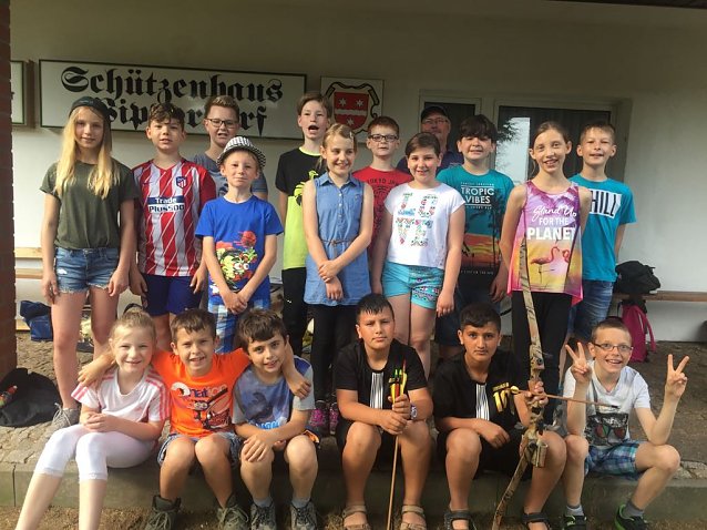 Bild: Die Sch&uuml;ler und Lehrer der 4. Klasse der Grundschule Wipperdorf m&ouml;chten sich beim Sch&uuml;tzenverein bedanken