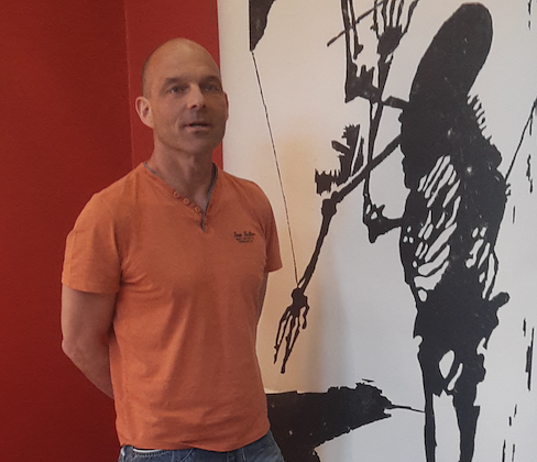 Bild: Der K&uuml;nstler Erik Seidel aus Plauen, von dem auch einige der ausgestellten Kunstwerke stammen, schenkte dem Kunsthaus Meyenburg einige Grafiken mit Motiven des Sensenmannes.