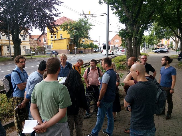 Bild: Die Gruppe Studierender erkundet die Stadt