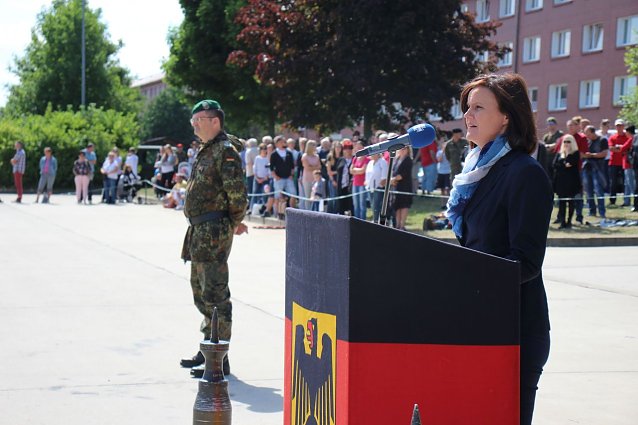 Bild: Einheiten der Bundeswehr verabschiedet
