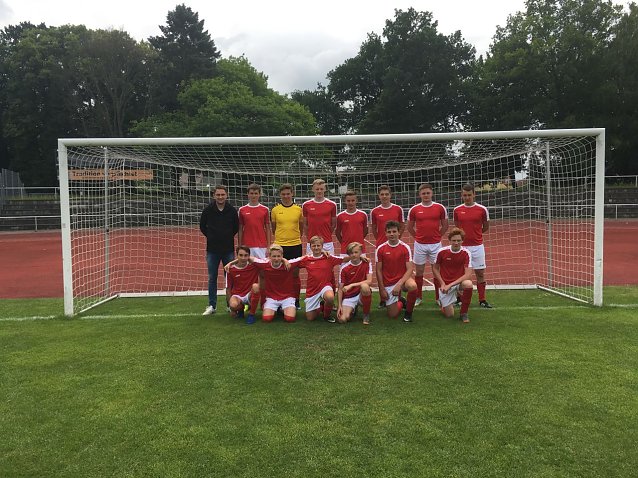Bild: F&uuml;r das Herder-Gymnasium im Einsatz waren Emil Cott, Robin Niederges&auml;&szlig;, Felix Leibiger, Frederik Stenger, Philipp Raasch, Nils Bierwisch, Leon Postel, Yannick Malura, Lukas Ga&szlig;mann, Yannick Fiedler, Paul Gruber, Marvin R&ouml;&szlig;ner und Christian Frenzel.