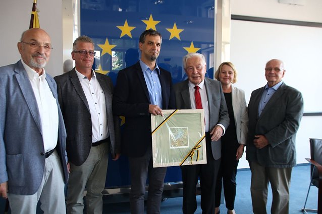 Bild: v. l. n. r.: Ehemaliger B&uuml;rgermeister Klaus Wahlbuhl, Ortsteilb&uuml;rgermeister Hesserode Michael Kramer, Oberb&uuml;rgermeister Kai Buchmann, Christoph Lerchner, B&uuml;rgermeisterin Jutta Krauth und Ehrenamtlicher Beigeordneter Manfred K&ouml;nig 