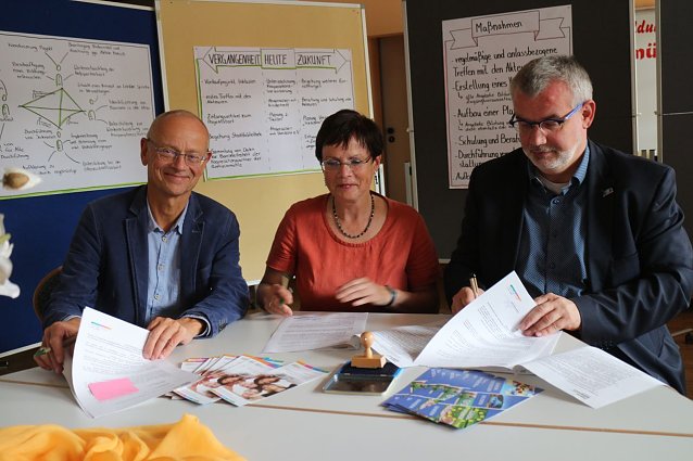 Bild: Kooperationsvereinbarung unterzeichnet: v.l.: Andreas Weigel, Bibliotheksleiterin Hildegard Seidel und der erste Beigeordnete des Kreises, Stefan N&uuml;&szlig;le